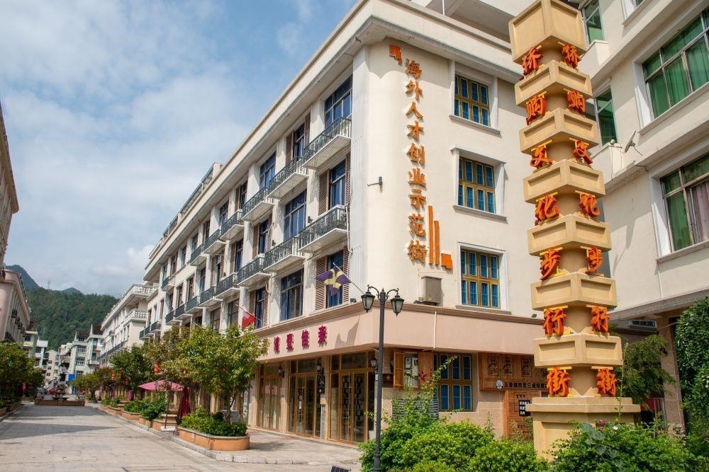 浙江溫州文成縣玉壺鎮(zhèn)是全國(guó)著名僑鄉(xiāng)。近年來(lái)，當(dāng)?shù)胤e極搭建平臺(tái)，吸引華僑回鄉(xiāng)創(chuàng)業(yè)。圖為該鎮(zhèn)的海外人才創(chuàng)業(yè)示范街