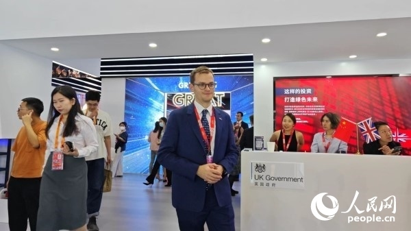 9月2日，英國(guó)館館長(zhǎng)、英國(guó)商業(yè)貿(mào)易部市場(chǎng)推廣主管康鵬接受人民網(wǎng)記者采訪。人民網(wǎng)記者 趙雯博攝