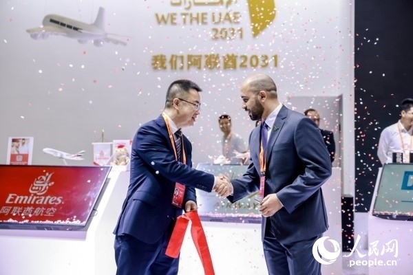 9月3日，阿聯(lián)酋駐華大使館臨時(shí)代辦、副館長(zhǎng)哈利德·沙赫參贊與中國(guó)貿(mào)促會(huì)聯(lián)絡(luò)部二級(jí)巡視員楊曉軍揭幕阿聯(lián)酋國(guó)家館。圖片由阿聯(lián)酋駐華大使館提供