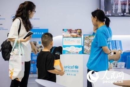 9月2日，觀眾駐足聯(lián)合國(guó)兒童基金會(huì)展館。圖片由聯(lián)合國(guó)兒童基金會(huì)提供