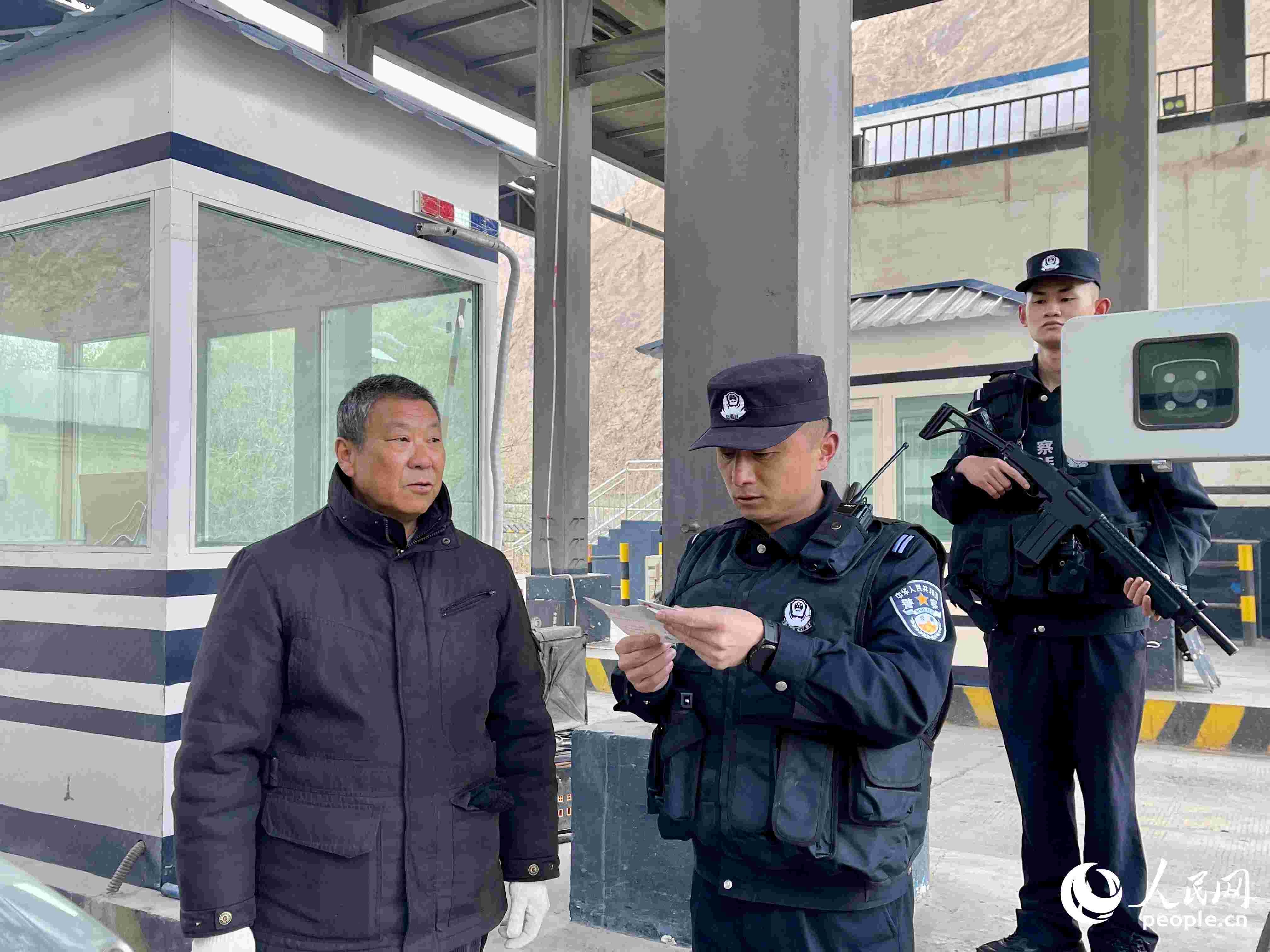 2023年5月10日，在庫(kù)地邊境檢查站，陳暢核對(duì)進(jìn)出邊境管理區(qū)人員信息。人民網(wǎng) 周靜圓攝