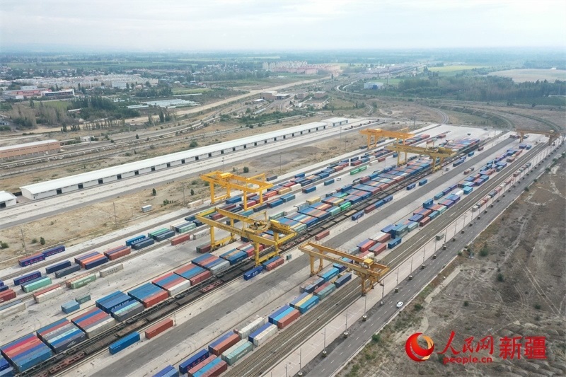 8月8日，在霍爾果斯口岸換裝廠區(qū)，工人正在進(jìn)行吊箱作業(yè)。 人民網(wǎng)記者 張力洋攝