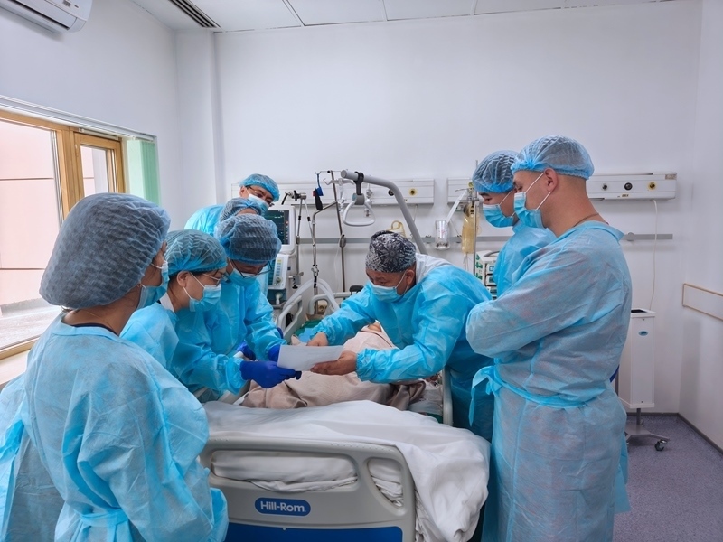 中哈專家團(tuán)隊(duì)完成哈國(guó)首例離體肝切和自體肝移植術(shù)。 新疆醫(yī)科大學(xué)第一附屬醫(yī)院供圖