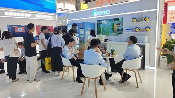 銀行機(jī)構(gòu)“勞動者港灣”的服務(wù)理念，吸引觀展群眾上前咨詢。人民網(wǎng)記者 李彤?dāng)z