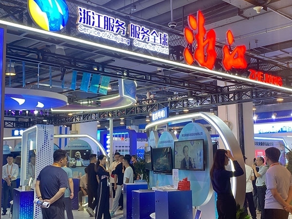 在浙江省交易團(tuán)展區(qū)，數(shù)字支付技術(shù)吸引了觀展群眾的目光。人民網(wǎng)記者 李彤?dāng)z