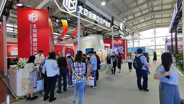 金融安全、投資者教育是金融服務(wù)展區(qū)知識科普的重要展示環(huán)節(jié)。人民網(wǎng)記者 李彤?dāng)z