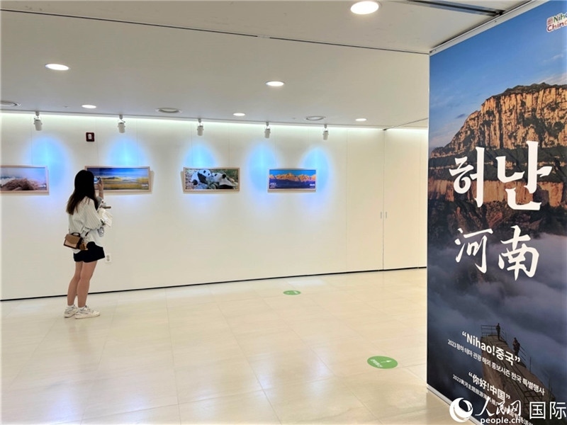 2.民眾參觀“看九曲黃河 聽華夏故事”主題展。人民網(wǎng)記者 馬菲攝