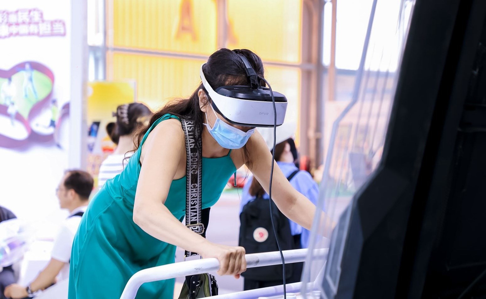 觀眾參與AI體驗。圖片來源：中國國際服務貿(mào)易交易會