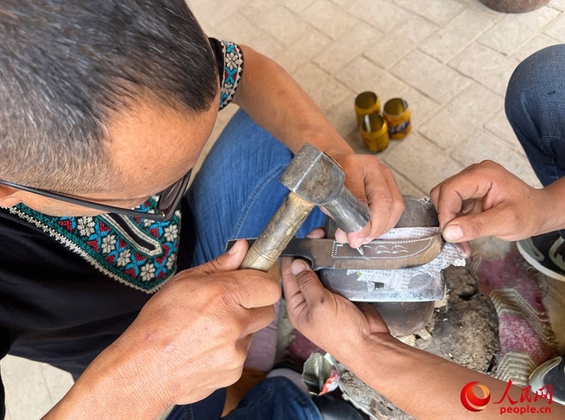 手工制作英吉沙小刀。人民網(wǎng)記者 常雪梅攝