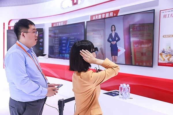 在工商銀行展臺(tái)，數(shù)字員工“工曉伴”與觀展游客互動(dòng)。受訪者供圖