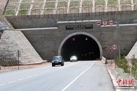 連接塔吉克斯坦南北的重要隧道之一哈特隆隧道由中國路橋承建，是塔國南北公路交通的重要干線道路，對促進(jìn)塔吉克斯坦南北交流和國民經(jīng)濟(jì)發(fā)展具有重要意義。田冰攝