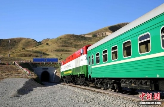 2016年8月24日，塔吉克斯坦“瓦赫達(dá)特-亞灣”鐵路通車。這是絲綢之路經(jīng)濟(jì)帶框架下首個開工并建成的鐵路項目，具標(biāo)志性意義。圖為火車進(jìn)入由中鐵十九局集團(tuán)有限公司承建的隧道。文龍杰 攝