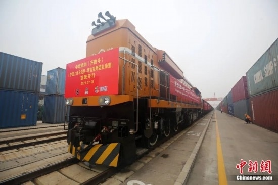 2021年7月5日，中國—上海合作組織地方經(jīng)貿(mào)合作示范區(qū)（簡稱“上合示范區(qū)”）前往塔吉克斯坦首都杜尚別的首班中歐班列（齊魯號）“上合快線”發(fā)出，從上合示范區(qū)青島多式聯(lián)運中心啟程，為中國及日本、韓國等周邊國家和地區(qū)與塔吉克斯坦經(jīng)貿(mào)往來提供了全新的物流解決方案。胡耀杰 攝