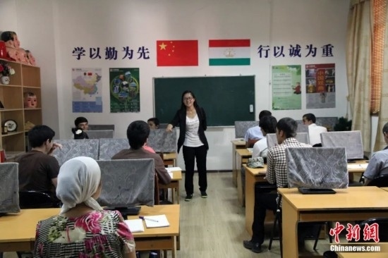2014年，塔吉克斯坦國立民族大學(xué)的孔子學(xué)院內(nèi)，教師正在為塔吉克斯坦學(xué)生授課。田冰 攝