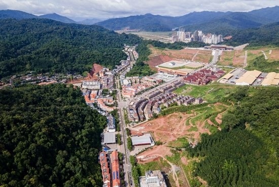 磨憨口岸俯瞰，右前方高層白色建筑群為老撾境內(nèi)。人民網(wǎng)記者 符皓攝