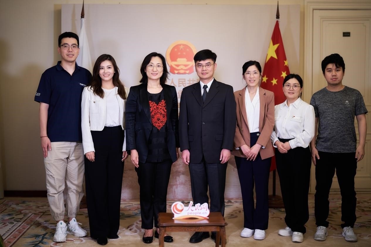 中國駐圣彼得堡副總領(lǐng)事張曉慶（左四）與人民網(wǎng)記者合影。