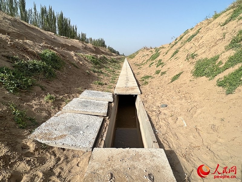打開蓋板，可見水在寬一米、深一米的渠道內(nèi)暢通流過。人民網(wǎng)記者 常雪梅攝