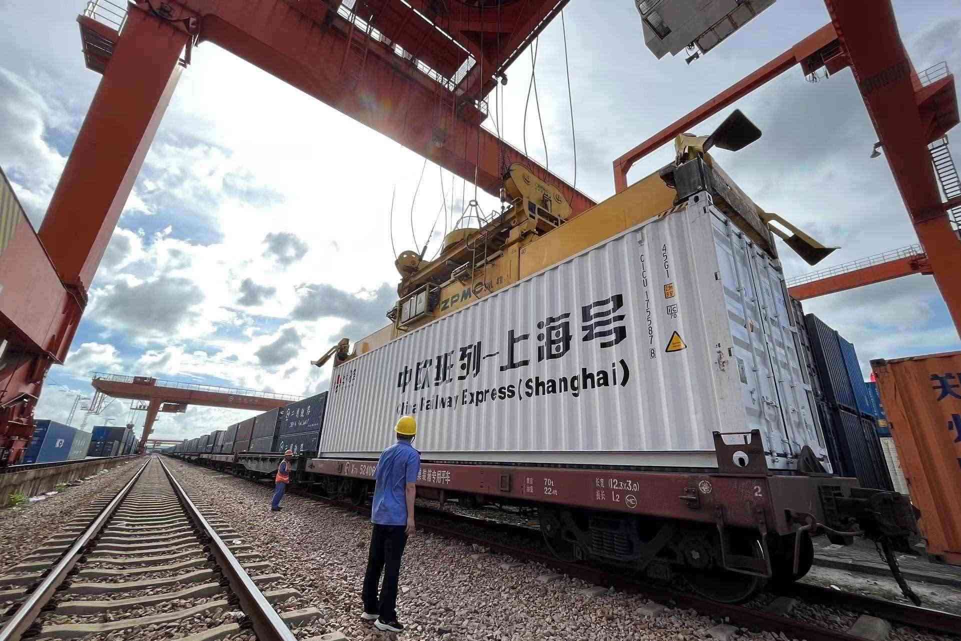 鐵路上海貨運(yùn)中心閔行站貨場(chǎng)內(nèi)，吊機(jī)在貨運(yùn)員的監(jiān)裝下進(jìn)行裝車落箱作業(yè)。人民網(wǎng) 皇甫萬(wàn)里攝