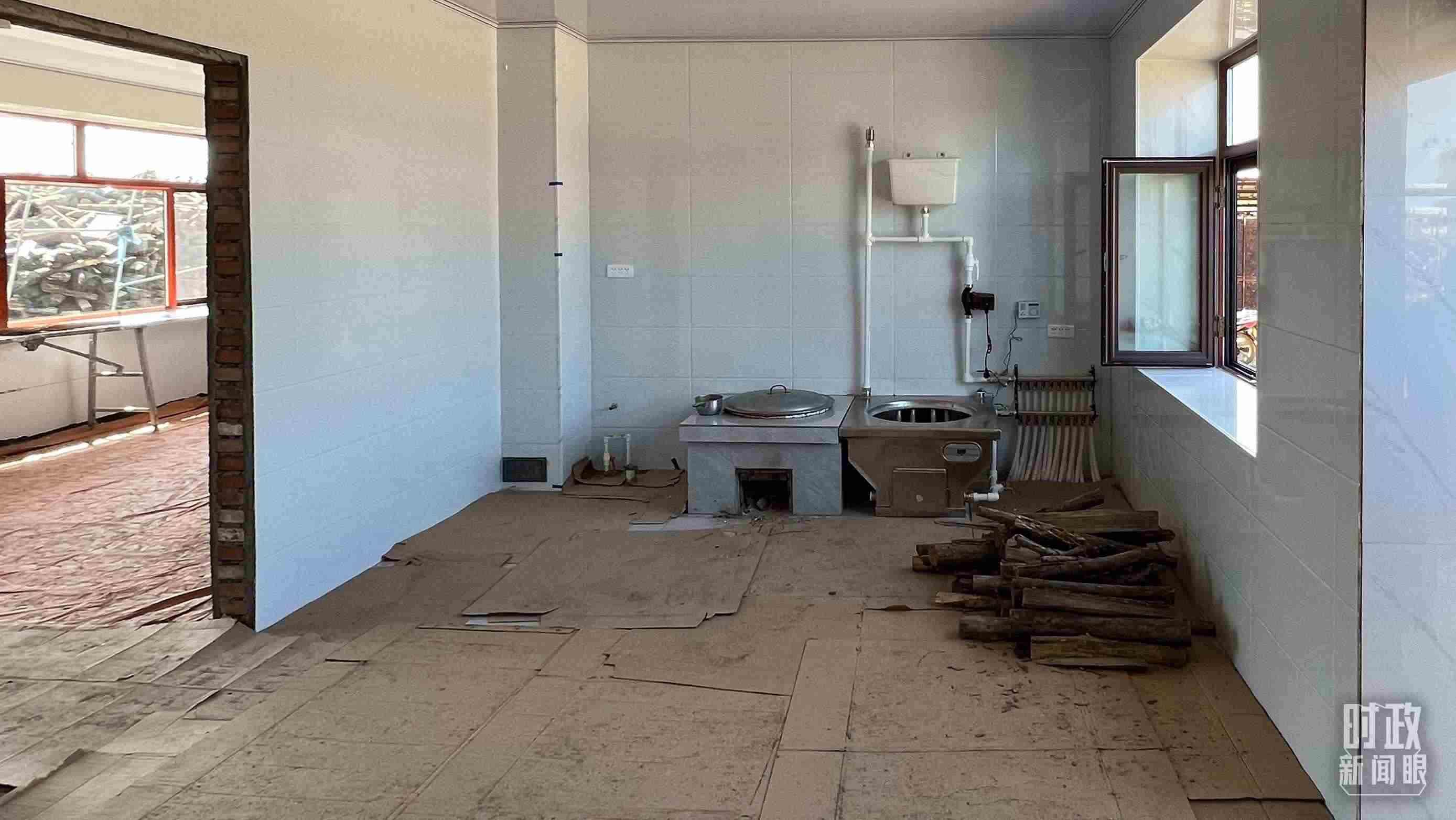 △龍王廟村內(nèi)，受災(zāi)房屋內(nèi)部正在進(jìn)行翻修。（總臺(tái)央視記者邢彬拍攝）