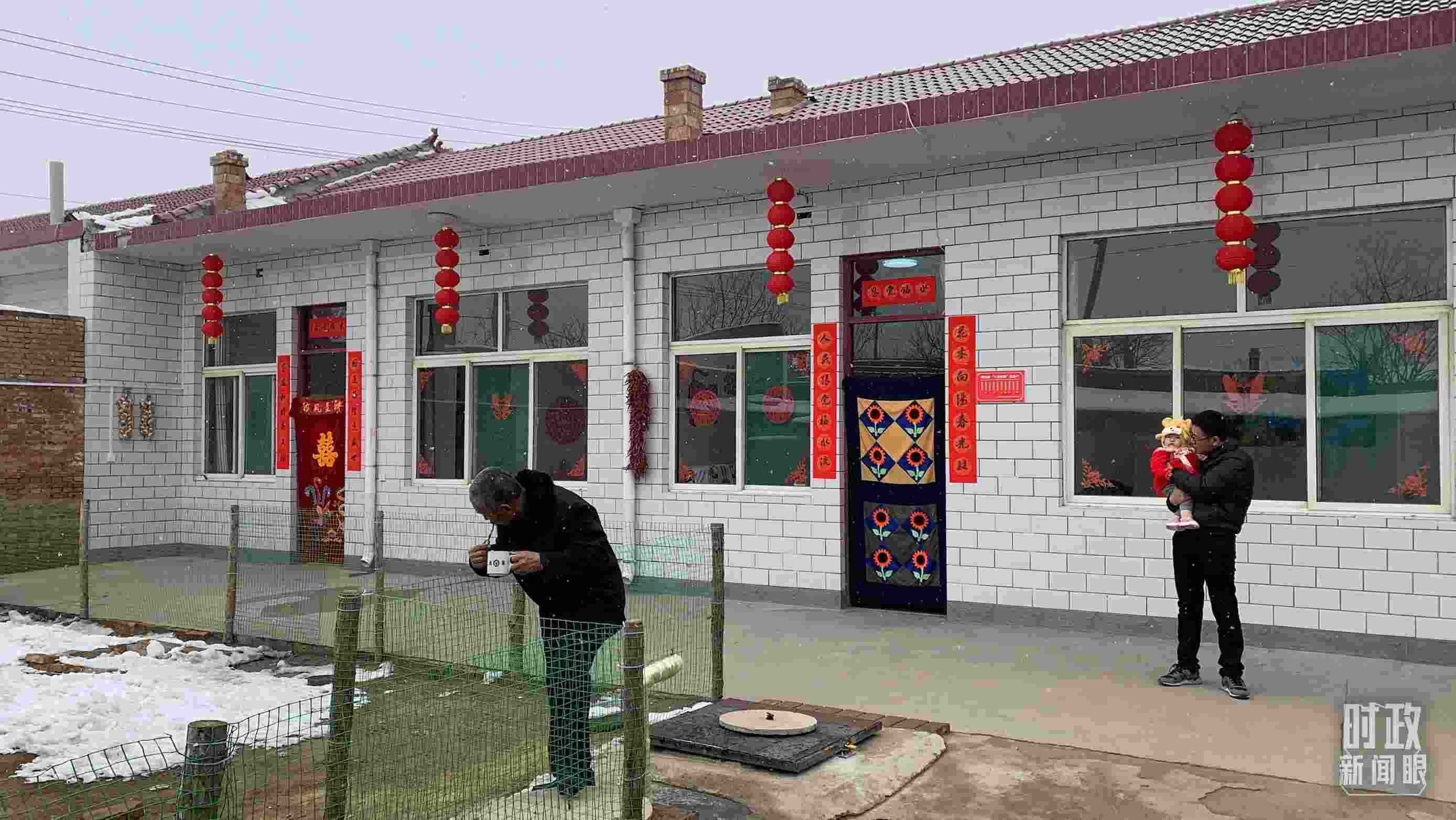 △ 當(dāng)年春節(jié)來(lái)臨之前，馮南垣村受災(zāi)村民全部搬進(jìn)了新家。（總臺(tái)央視記者段德文拍攝）