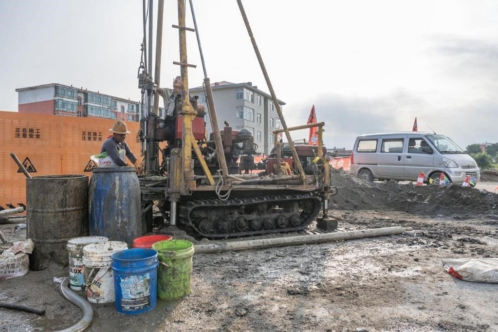 近日，在黑龍江省尚志市老街基鄉(xiāng)，施工人員正在作業(yè)。新華社記者 謝劍飛 攝