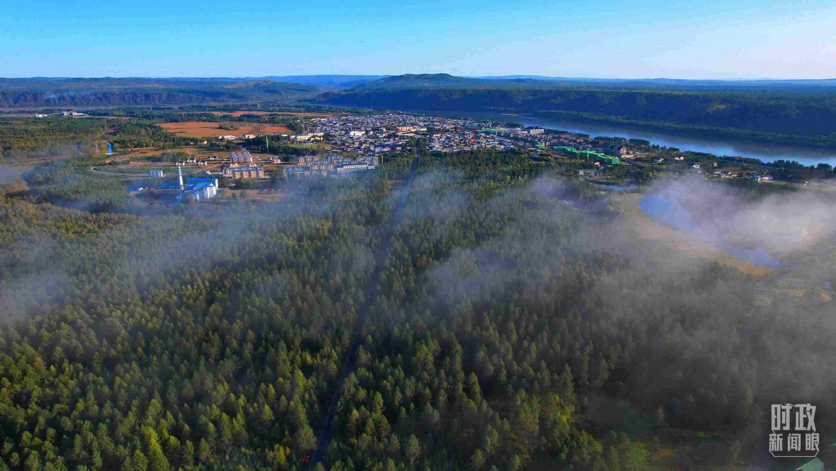△薄霧籠罩的漠河林場(chǎng)。（總臺(tái)央視記者范凱拍攝）