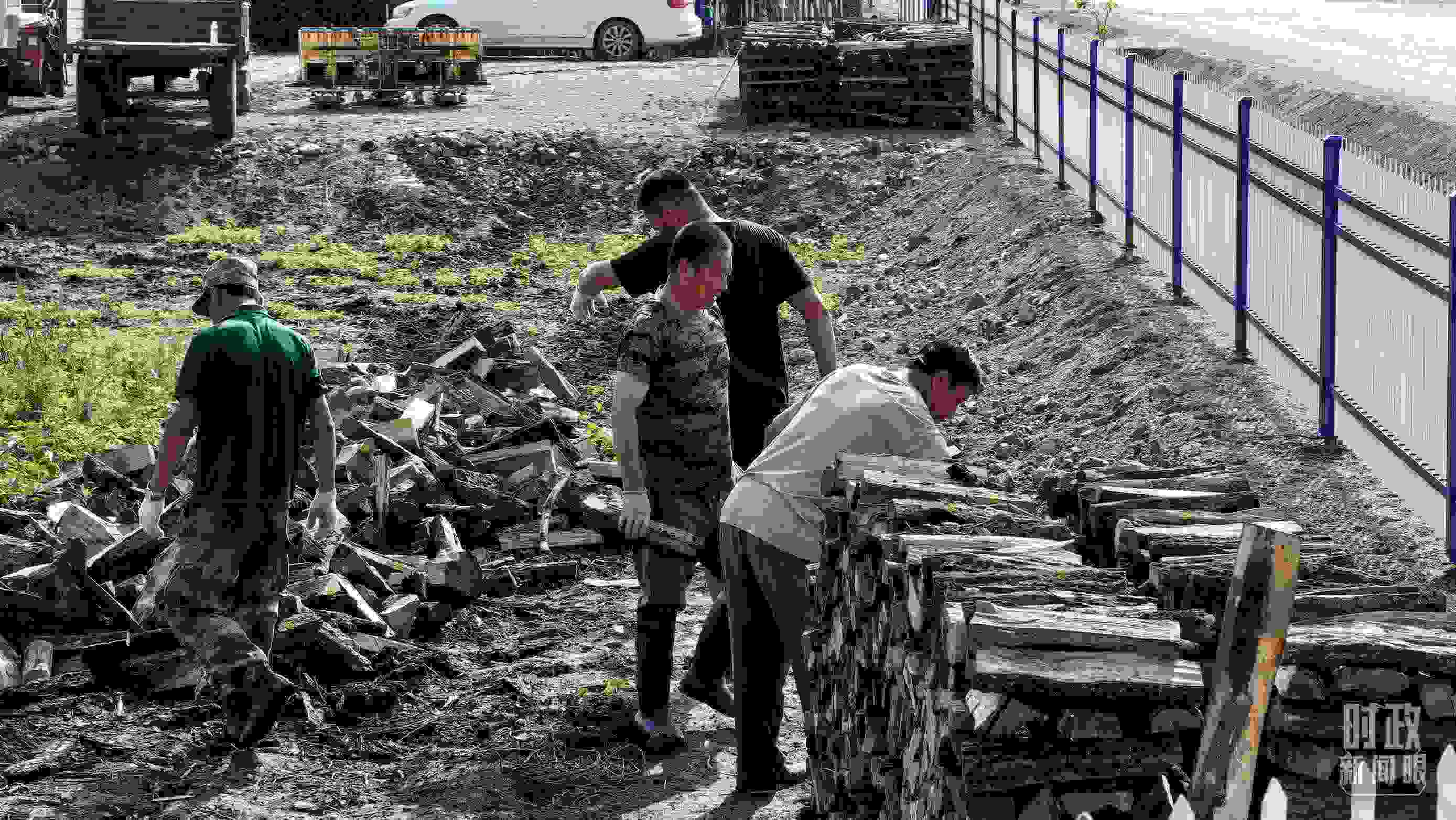 △村民正在整理家中被洪水沖垮的柴火垛。（總臺(tái)央廣記者潘毅拍攝）