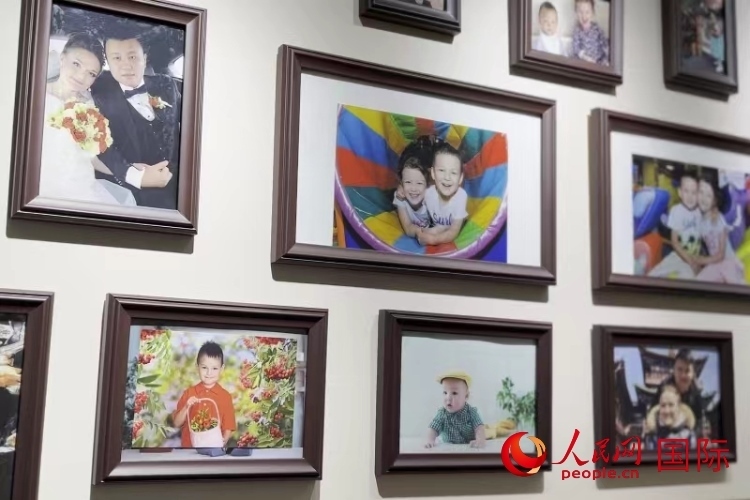 照片墻記錄每個(gè)幸福的瞬間。 人民網(wǎng) 皇甫萬里攝