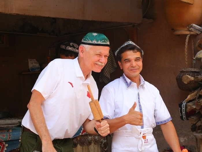 潘維廉和維吾爾族創(chuàng)業(yè)青年合影。主辦方供圖