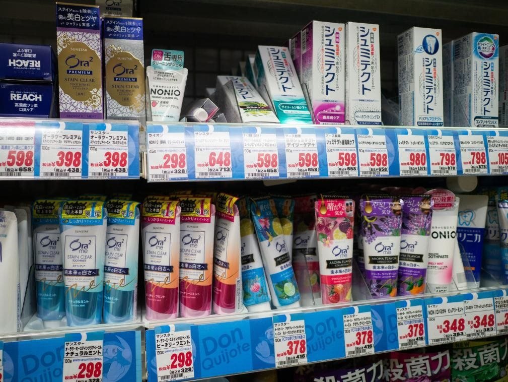 這是8月16日在日本東京新宿一商場(chǎng)拍攝的貨架。新華社記者張笑宇攝