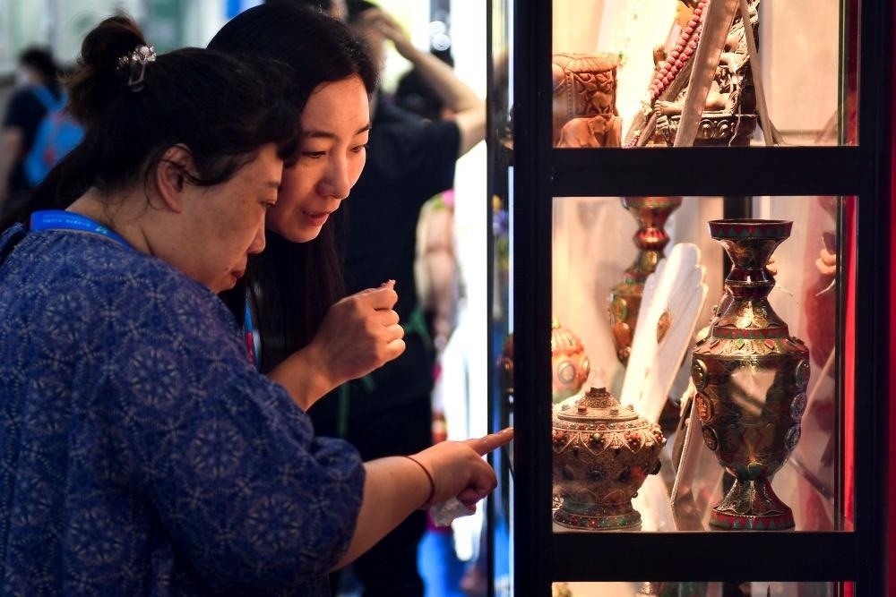 △2023年8月24日，參觀者在第十四屆中國—東北亞博覽會現(xiàn)場選購尼泊爾特色商品。