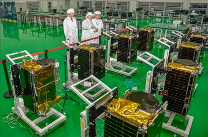 △2022年10月17日，位于吉林長春的長光衛(wèi)星技術(shù)股份有限公司科研人員在衛(wèi)星總裝測試大廳進(jìn)行相關(guān)測試工作。