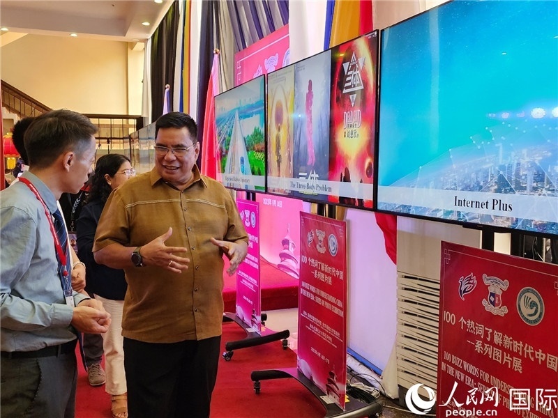 圖為菲律賓國家圖書館館長阿德里亞諾參觀新時代中國圖片展。人民網(wǎng)記者樊帆攝