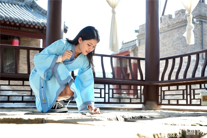 圖為選手在“曲水流觴亭”將“桃心”蠟燭放入渠中。人民網(wǎng) 盧鵬宇攝