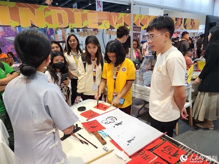 中國圖書展亮相第43屆菲律賓馬尼拉國際書展。人民網(wǎng)記者 樊帆攝