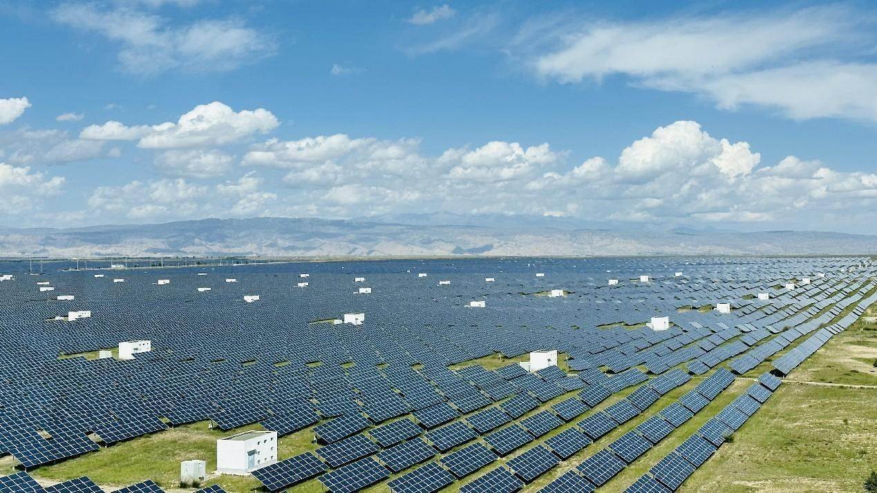 遠(yuǎn)眺青海省海南州光伏發(fā)電園區(qū)。人民網(wǎng) 劉沛然攝