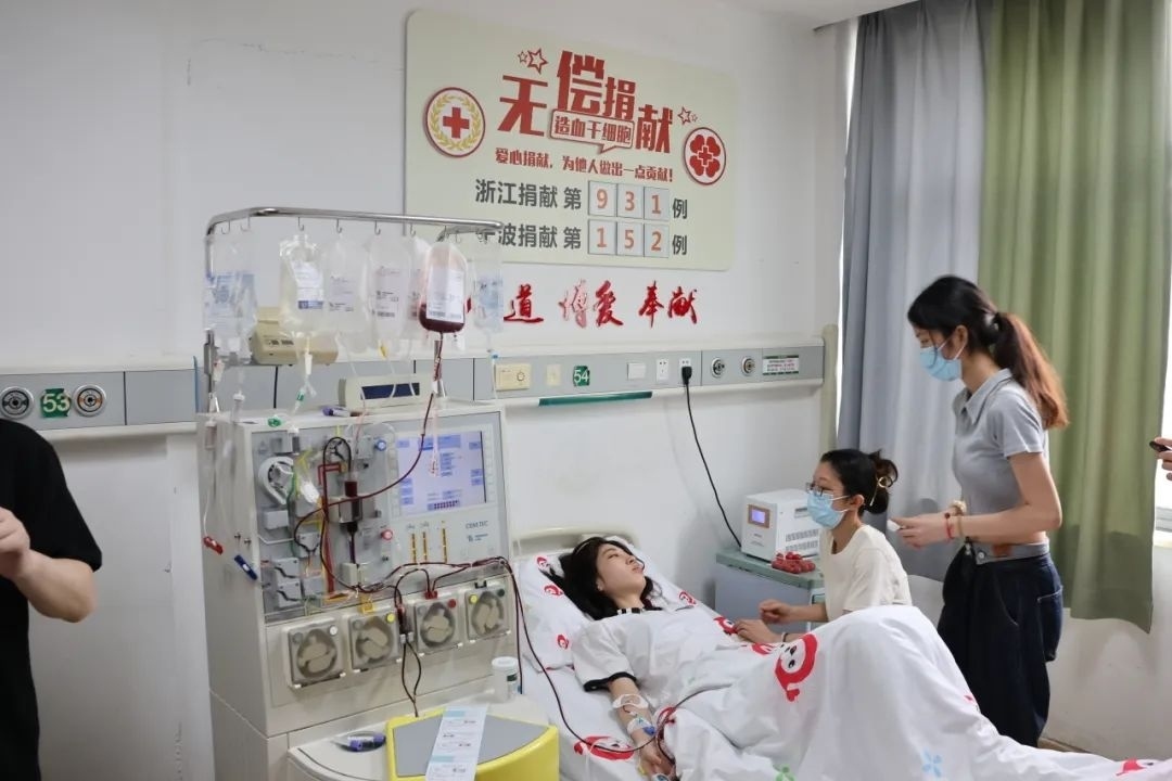 陸冰冰（右三）捐獻(xiàn)185毫升造血干細(xì)胞。受訪者供圖