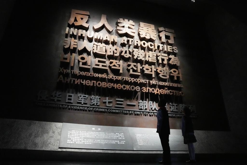 9月18日，青少年在侵華日軍第七三一部隊(duì)罪證陳列館內(nèi)參觀。新華社記者 王建威 攝