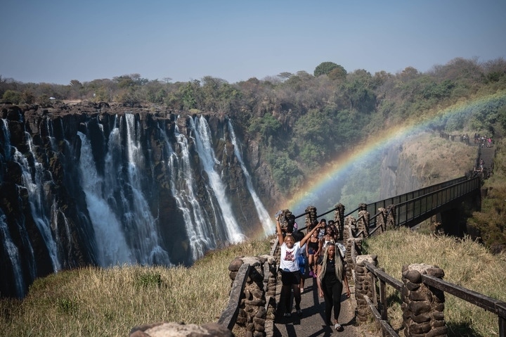 8月21日，游客在贊比亞觀賞維多利亞瀑布景色。