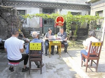 圖②：法庭在農家小院開展巡回審判。