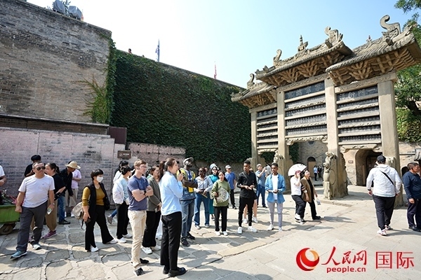 選手們認(rèn)真聆聽導(dǎo)游講解。人民網(wǎng) 盧鵬宇攝