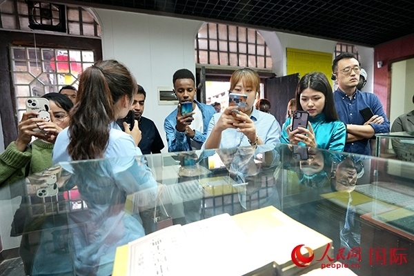 選手們認(rèn)真聆聽導(dǎo)游講解。人民網(wǎng) 盧鵬宇攝