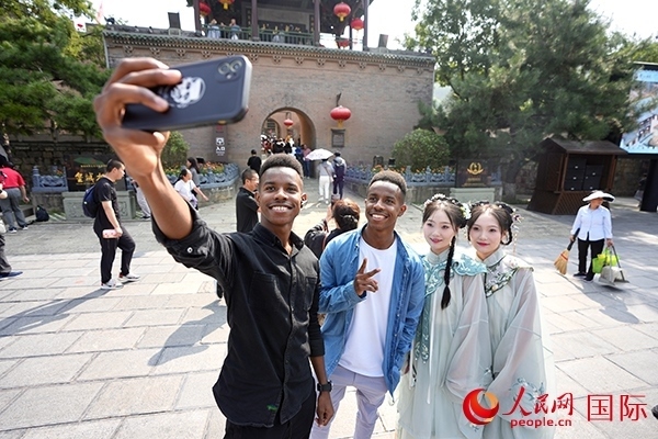 兩對雙胞胎偶遇合影。人民網(wǎng) 盧鵬宇攝
