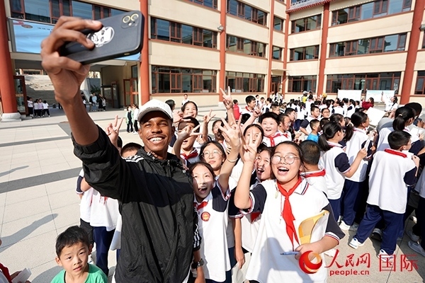 選手和學(xué)生們合影。人民網(wǎng) 盧鵬宇攝