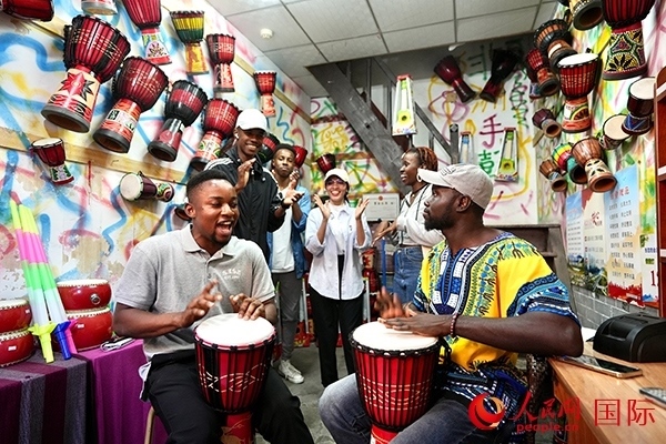 選手們敲起非洲鼓。人民網(wǎng) 盧鵬宇攝