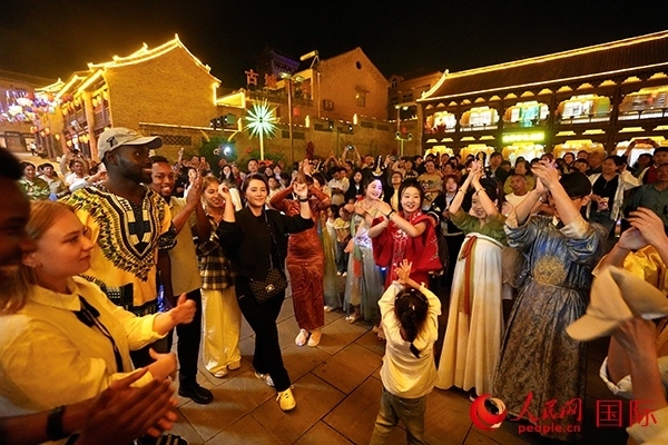 選手們和演員們一起舞蹈。人民網(wǎng) 盧鵬宇攝