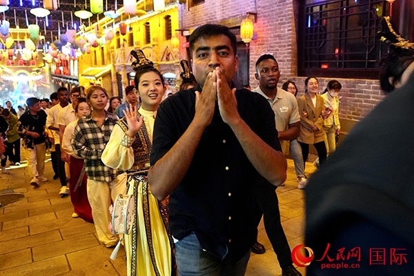 選手體驗(yàn)古城巡游。人民網(wǎng) 盧鵬宇攝