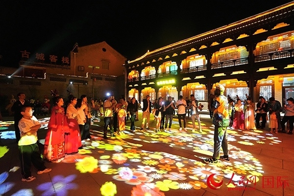 選手們和演員們一起載歌載舞。人民網(wǎng) 盧鵬宇攝