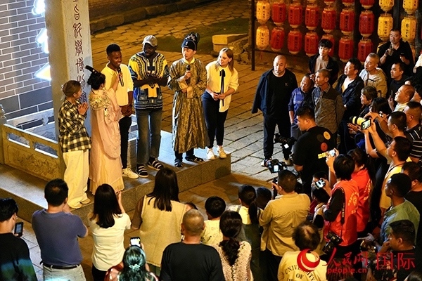 選手們一起演唱《大中國(guó)》。人民網(wǎng) 盧鵬宇攝