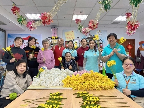 唐占鑫帶領(lǐng)團(tuán)隊(duì)為2022年北京冬奧會和冬殘奧會制作頒獎(jiǎng)花束。受訪者供圖